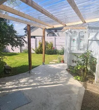 Oak Tree Lane Glamping بيت للعطل