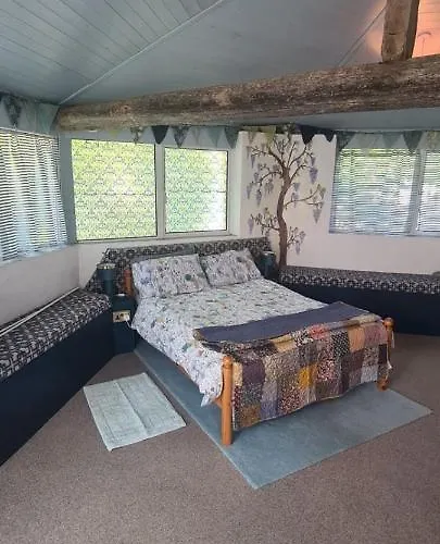 Oak Tree Lane Glamping Holiday home *